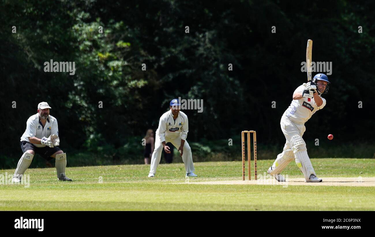 Chorleywood, Großbritannien. 11. Juli 2020. Mitglieder des Chorleywood Cricket Club nehmen an ihrem ersten Freundschaftsspiel Teil, nachdem die britische Regierung die Einschränkungen für die Sperrung mehrerer Outdoor-Aktivitäten durch Coronavirus-Pandemieviren gelockert hat. Der Amateurclub spielt seit fast 200 Jahren auf dem Common in Chorleywood in Hertfordshire. Kredit: Stephen Chung / Alamy Live Nachrichten Stockfoto
