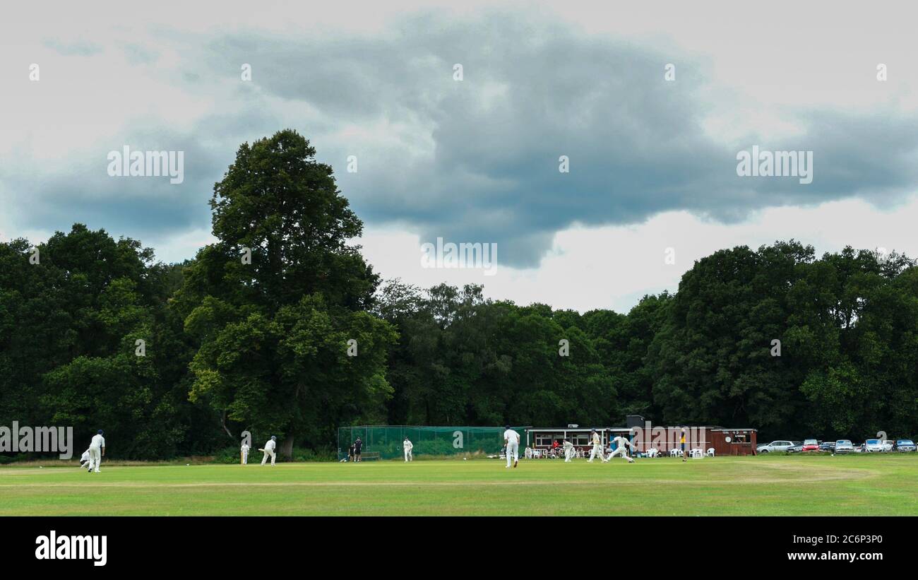 Chorleywood, Großbritannien. 11. Juli 2020. Mitglieder des Chorleywood Cricket Club nehmen an ihrem ersten Freundschaftsspiel Teil, nachdem die britische Regierung die Einschränkungen für die Sperrung mehrerer Outdoor-Aktivitäten durch Coronavirus-Pandemieviren gelockert hat. Der Amateurclub spielt seit fast 200 Jahren auf dem Common in Chorleywood in Hertfordshire. Kredit: Stephen Chung / Alamy Live Nachrichten Stockfoto