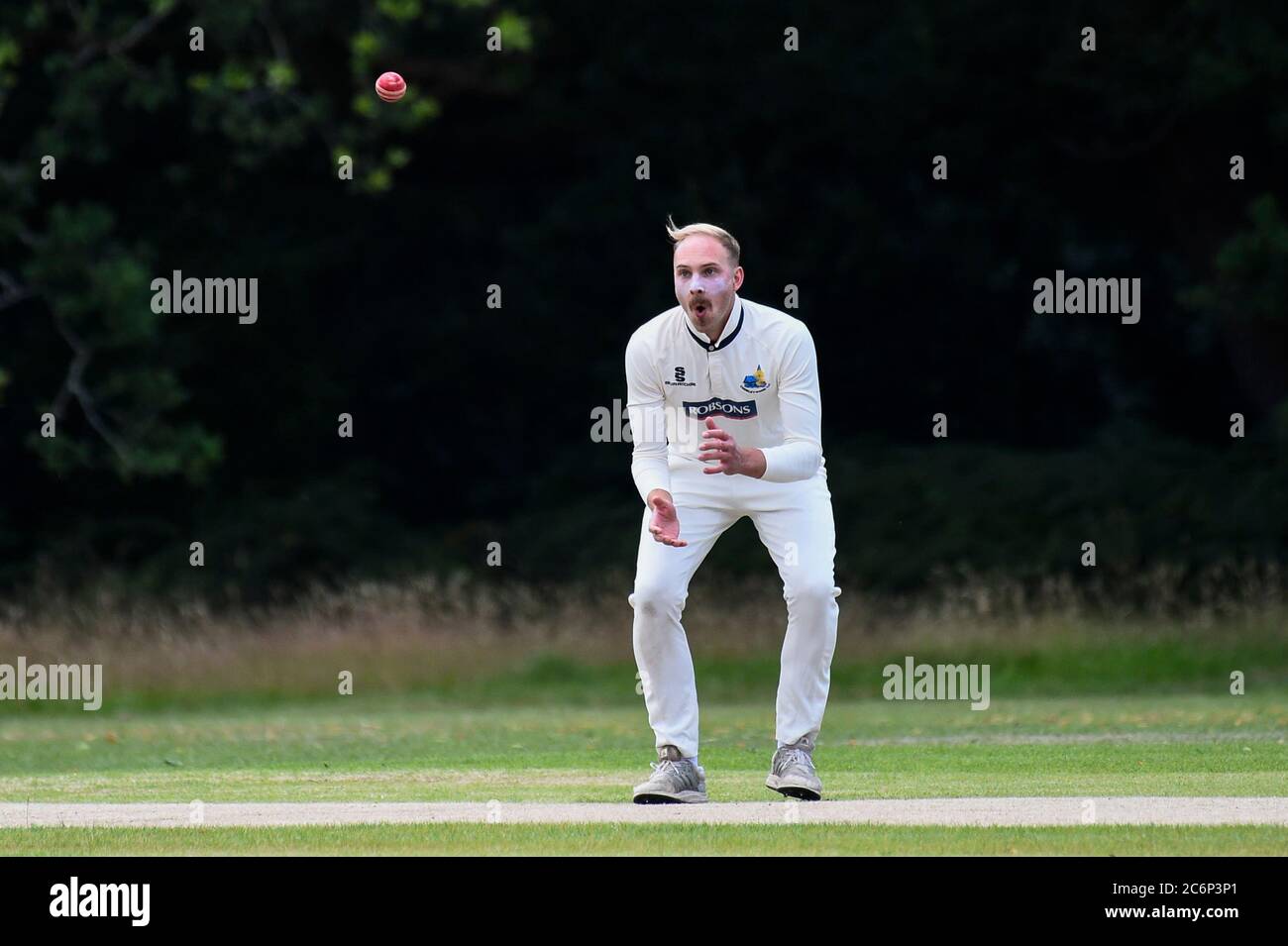 Chorleywood, Großbritannien. 11. Juli 2020. Ein Mitglied des Chorleywood Cricket Club nimmt an ihrem ersten Freundschaftsspiel Teil, nachdem die britische Regierung die Einschränkungen für die Sperrung mehrerer Outdoor-Aktivitäten durch Coronavirus-Pandemieviren gelockert hat. Der Amateurclub spielt seit fast 200 Jahren auf dem Common in Chorleywood in Hertfordshire. Kredit: Stephen Chung / Alamy Live Nachrichten Stockfoto
