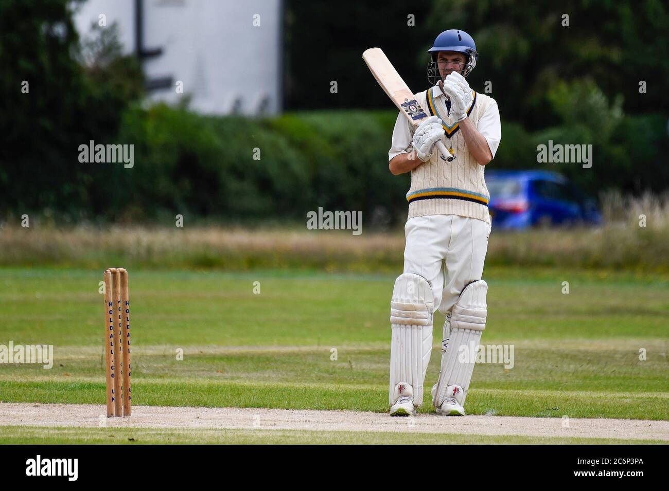 Chorleywood, Großbritannien. 11. Juli 2020. Ein Mitglied des Chorleywood Cricket Club nimmt an ihrem ersten Freundschaftsspiel Teil, nachdem die britische Regierung die Einschränkungen für die Sperrung mehrerer Outdoor-Aktivitäten durch Coronavirus-Pandemieviren gelockert hat. Der Amateurclub spielt seit fast 200 Jahren auf dem Common in Chorleywood in Hertfordshire. Kredit: Stephen Chung / Alamy Live Nachrichten Stockfoto