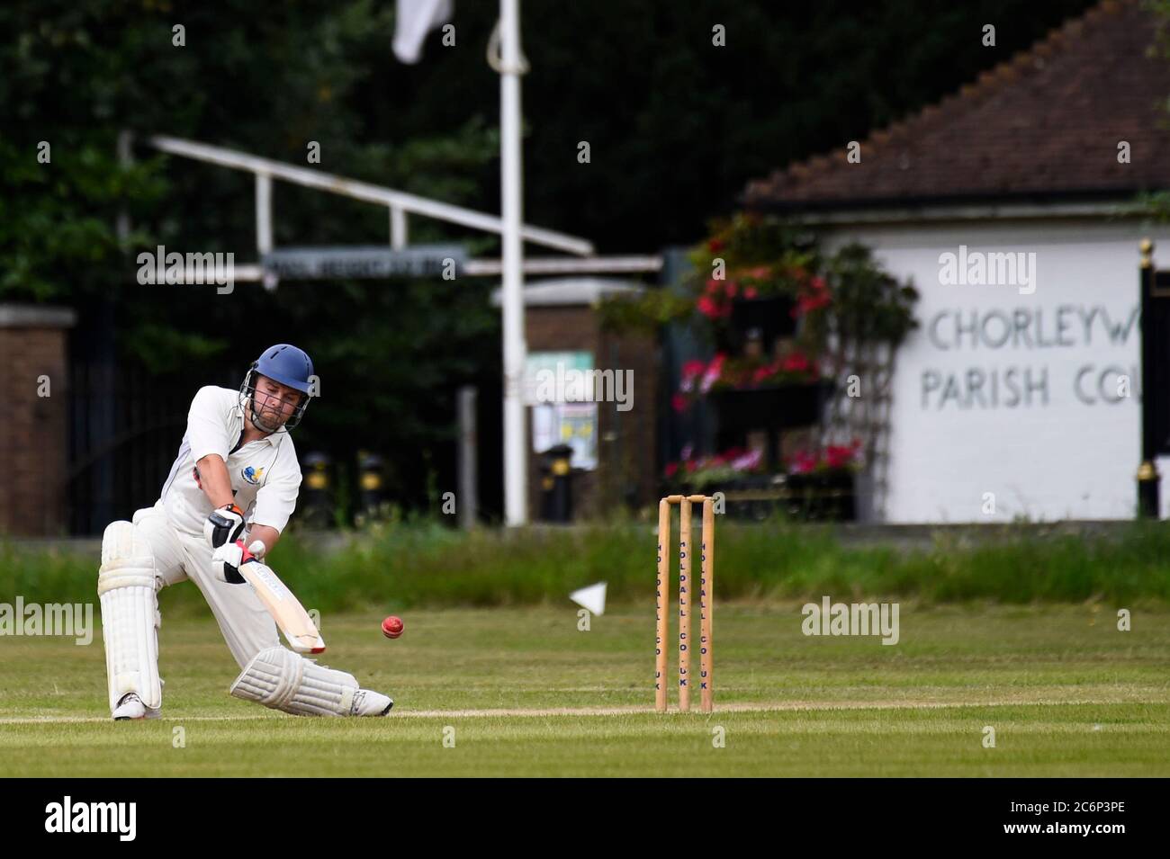 Chorleywood, Großbritannien. 11. Juli 2020. Ein Mitglied des Chorleywood Cricket Club nimmt an ihrem ersten Freundschaftsspiel Teil, nachdem die britische Regierung die Einschränkungen für die Sperrung mehrerer Outdoor-Aktivitäten durch Coronavirus-Pandemieviren gelockert hat. Der Amateurclub spielt seit fast 200 Jahren auf dem Common in Chorleywood in Hertfordshire. Kredit: Stephen Chung / Alamy Live Nachrichten Stockfoto
