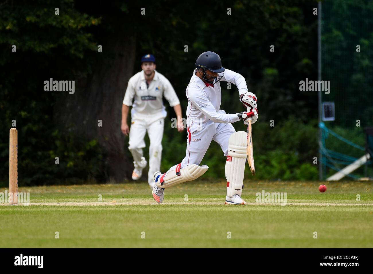 Chorleywood, Großbritannien. 11. Juli 2020. Mitglieder des Chorleywood Cricket Club nehmen an ihrem ersten Freundschaftsspiel Teil, nachdem die britische Regierung die Einschränkungen für die Sperrung mehrerer Outdoor-Aktivitäten durch Coronavirus-Pandemieviren gelockert hat. Der Amateurclub spielt seit fast 200 Jahren auf dem Common in Chorleywood in Hertfordshire. Kredit: Stephen Chung / Alamy Live Nachrichten Stockfoto