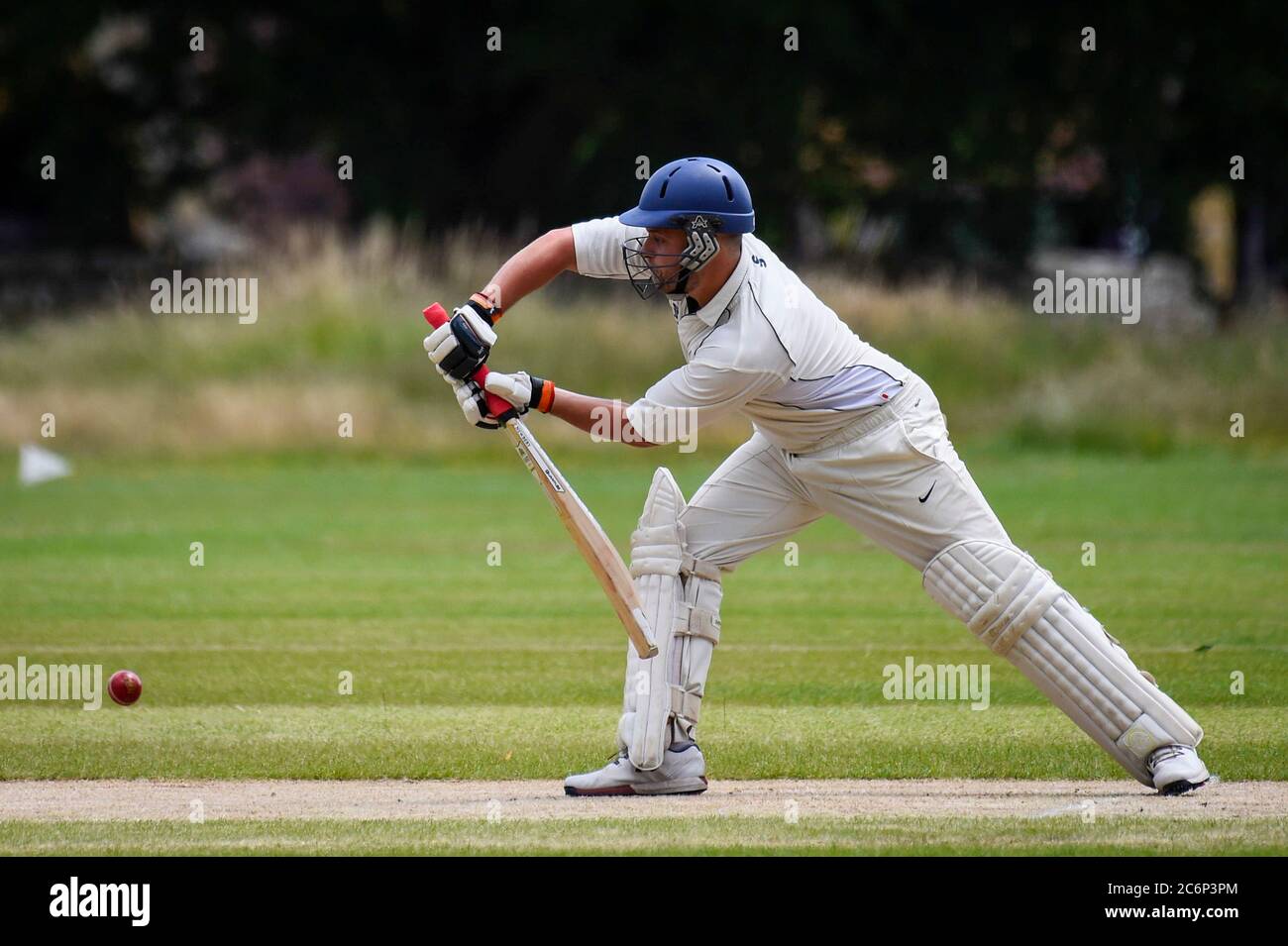 Chorleywood, Großbritannien. 11. Juli 2020. Ein Mitglied des Chorleywood Cricket Club nimmt an ihrem ersten Freundschaftsspiel Teil, nachdem die britische Regierung die Einschränkungen für die Sperrung mehrerer Outdoor-Aktivitäten durch Coronavirus-Pandemieviren gelockert hat. Der Amateurclub spielt seit fast 200 Jahren auf dem Common in Chorleywood in Hertfordshire. Kredit: Stephen Chung / Alamy Live Nachrichten Stockfoto