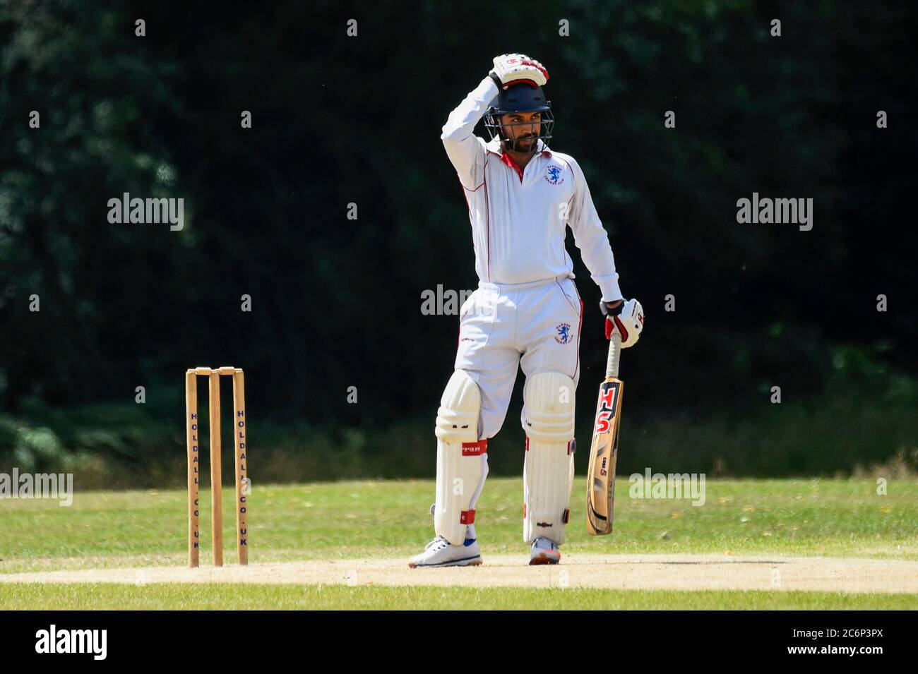 Chorleywood, Großbritannien. 11. Juli 2020. Ein Mitglied des Chorleywood Cricket Club nimmt an ihrem ersten Freundschaftsspiel Teil, nachdem die britische Regierung die Einschränkungen für die Sperrung mehrerer Outdoor-Aktivitäten durch Coronavirus-Pandemieviren gelockert hat. Der Amateurclub spielt seit fast 200 Jahren auf dem Common in Chorleywood in Hertfordshire. Kredit: Stephen Chung / Alamy Live Nachrichten Stockfoto