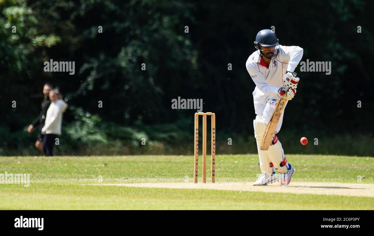 Chorleywood, Großbritannien. 11. Juli 2020. Ein Mitglied des Chorleywood Cricket Club nimmt an ihrem ersten Freundschaftsspiel Teil, nachdem die britische Regierung die Einschränkungen für die Sperrung mehrerer Outdoor-Aktivitäten durch Coronavirus-Pandemieviren gelockert hat. Der Amateurclub spielt seit fast 200 Jahren auf dem Common in Chorleywood in Hertfordshire. Kredit: Stephen Chung / Alamy Live Nachrichten Stockfoto