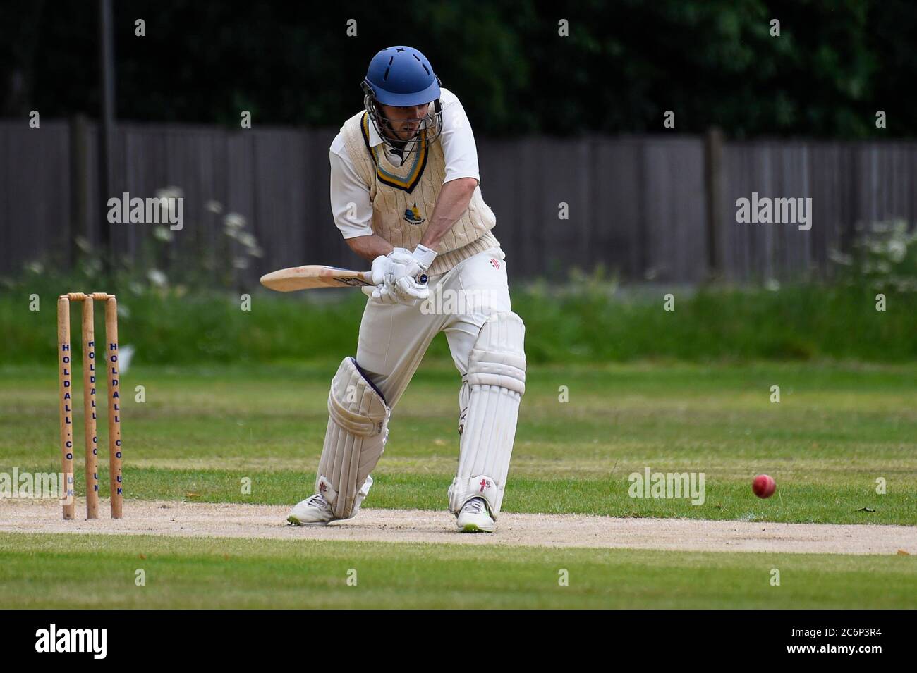 Chorleywood, Großbritannien. 11. Juli 2020. Ein Mitglied des Chorleywood Cricket Club nimmt an ihrem ersten Freundschaftsspiel Teil, nachdem die britische Regierung die Einschränkungen für die Sperrung mehrerer Outdoor-Aktivitäten durch Coronavirus-Pandemieviren gelockert hat. Der Amateurclub spielt seit fast 200 Jahren auf dem Common in Chorleywood in Hertfordshire. Kredit: Stephen Chung / Alamy Live Nachrichten Stockfoto