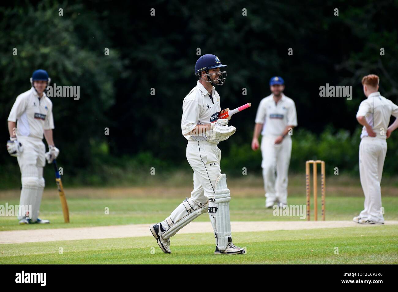 Chorleywood, Großbritannien. 11. Juli 2020. Mitglieder des Chorleywood Cricket Club nehmen an ihrem ersten Freundschaftsspiel Teil, nachdem die britische Regierung die Einschränkungen für die Sperrung mehrerer Outdoor-Aktivitäten durch Coronavirus-Pandemieviren gelockert hat. Der Amateurclub spielt seit fast 200 Jahren auf dem Common in Chorleywood in Hertfordshire. Kredit: Stephen Chung / Alamy Live Nachrichten Stockfoto
