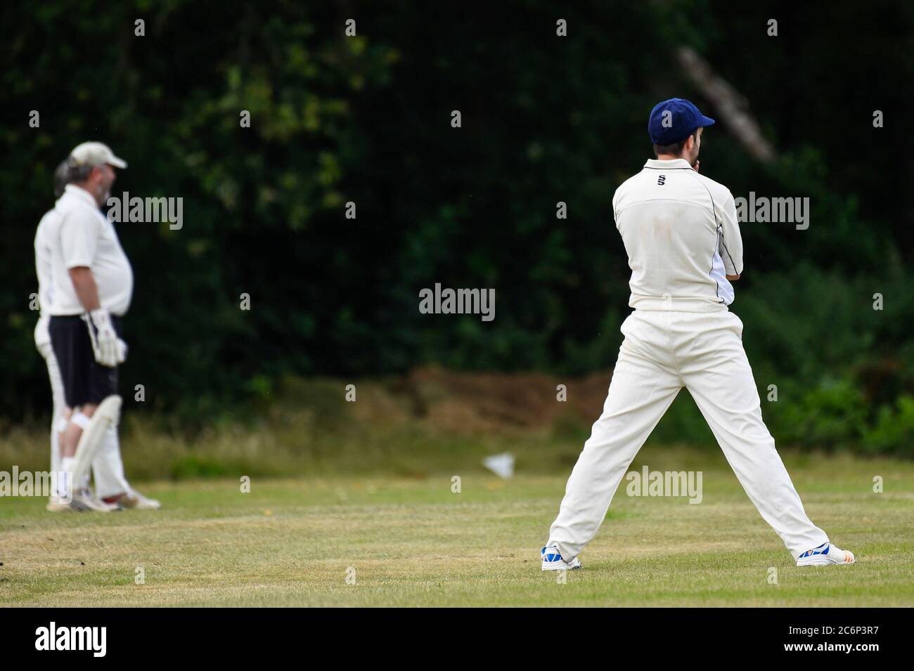 Chorleywood, Großbritannien. 11. Juli 2020. Mitglieder des Chorleywood Cricket Club nehmen an ihrem ersten Freundschaftsspiel Teil, nachdem die britische Regierung die Einschränkungen für die Sperrung mehrerer Outdoor-Aktivitäten durch Coronavirus-Pandemieviren gelockert hat. Der Amateurclub spielt seit fast 200 Jahren auf dem Common in Chorleywood in Hertfordshire. Kredit: Stephen Chung / Alamy Live Nachrichten Stockfoto