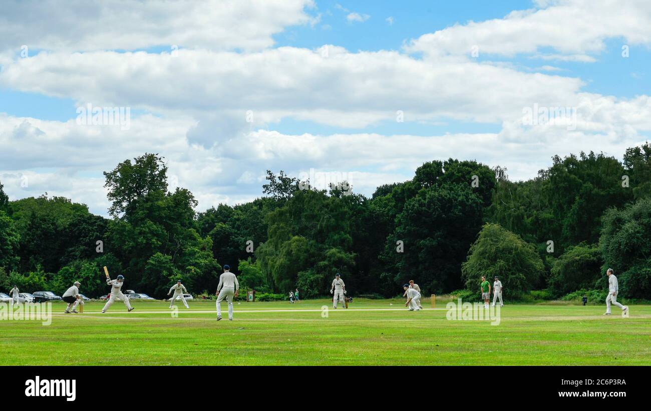 Chorleywood, Großbritannien. 11. Juli 2020. Mitglieder des Chorleywood Cricket Club nehmen an ihrem ersten Freundschaftsspiel Teil, nachdem die britische Regierung die Einschränkungen für die Sperrung mehrerer Outdoor-Aktivitäten durch Coronavirus-Pandemieviren gelockert hat. Der Amateurclub spielt seit fast 200 Jahren auf dem Common in Chorleywood in Hertfordshire. Kredit: Stephen Chung / Alamy Live Nachrichten Stockfoto
