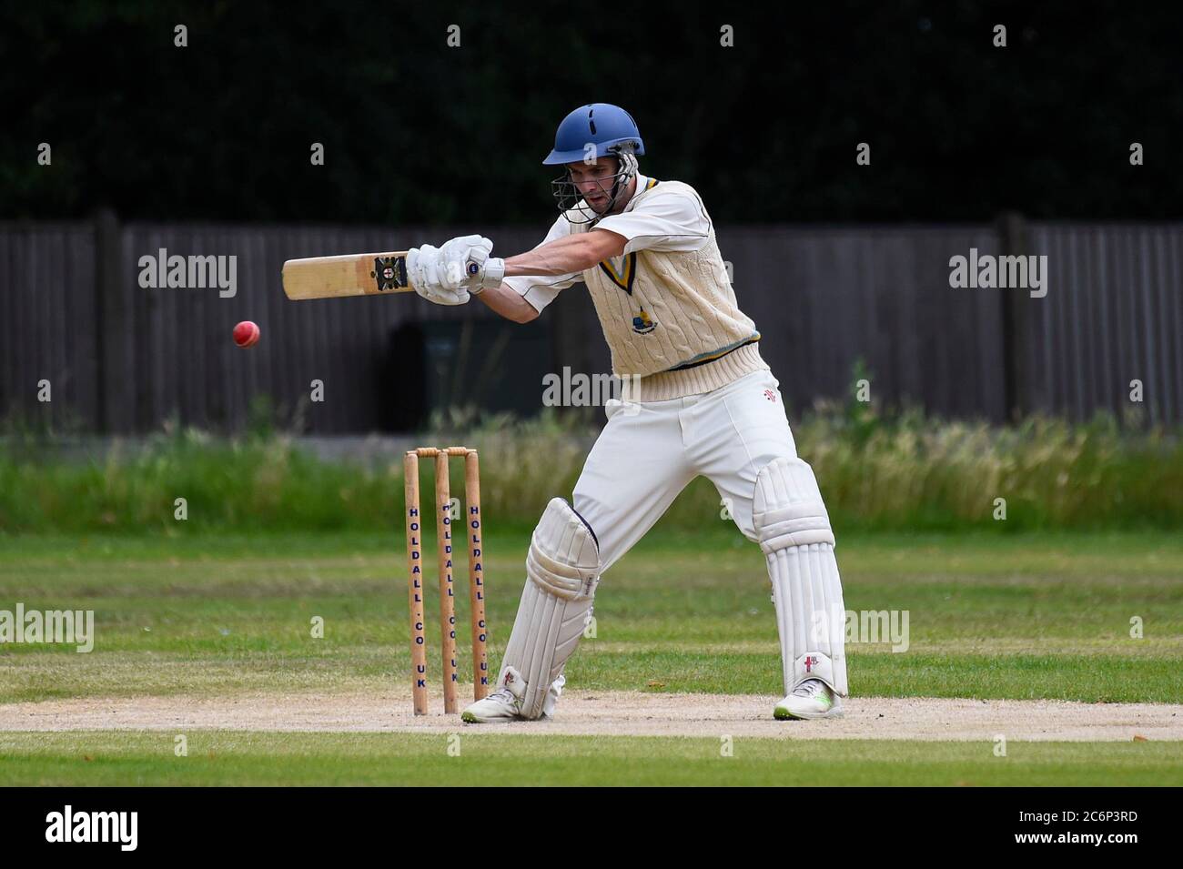 Chorleywood, Großbritannien. 11. Juli 2020. Ein Mitglied des Chorleywood Cricket Club nimmt an ihrem ersten Freundschaftsspiel Teil, nachdem die britische Regierung die Einschränkungen für die Sperrung mehrerer Outdoor-Aktivitäten durch Coronavirus-Pandemieviren gelockert hat. Der Amateurclub spielt seit fast 200 Jahren auf dem Common in Chorleywood in Hertfordshire. Kredit: Stephen Chung / Alamy Live Nachrichten Stockfoto