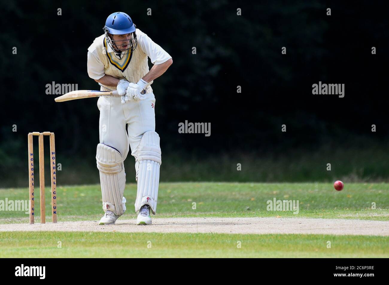 Chorleywood, Großbritannien. 11. Juli 2020. Ein Mitglied des Chorleywood Cricket Club nimmt an ihrem ersten Freundschaftsspiel Teil, nachdem die britische Regierung die Einschränkungen für die Sperrung mehrerer Outdoor-Aktivitäten durch Coronavirus-Pandemieviren gelockert hat. Der Amateurclub spielt seit fast 200 Jahren auf dem Common in Chorleywood in Hertfordshire. Kredit: Stephen Chung / Alamy Live Nachrichten Stockfoto
