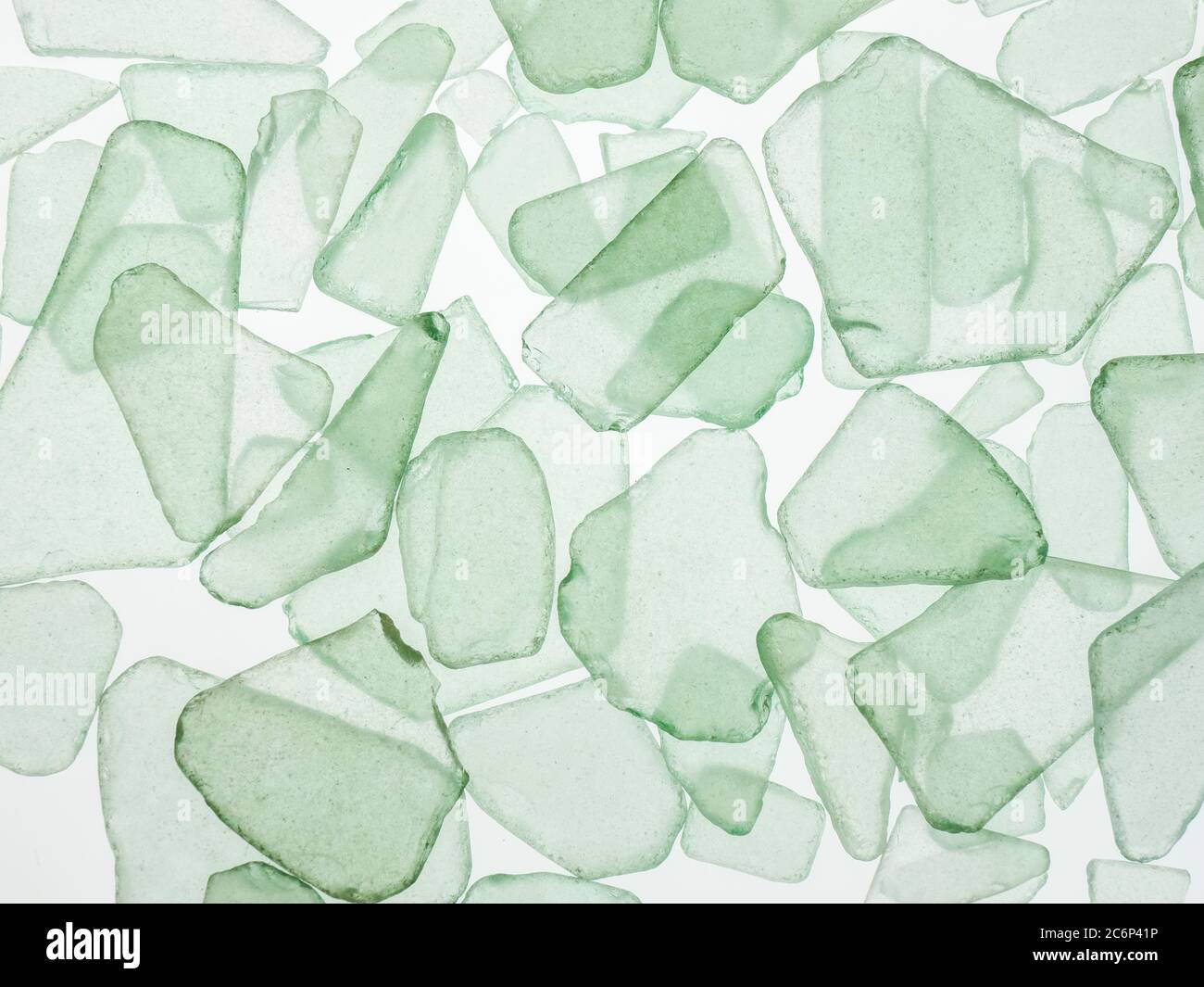 Nahaufnahme Füllrahmen aus lichtdurchlässigen hellgrünen oder aqua Sea Glas Chips auf weißem Hintergrund Stockfoto