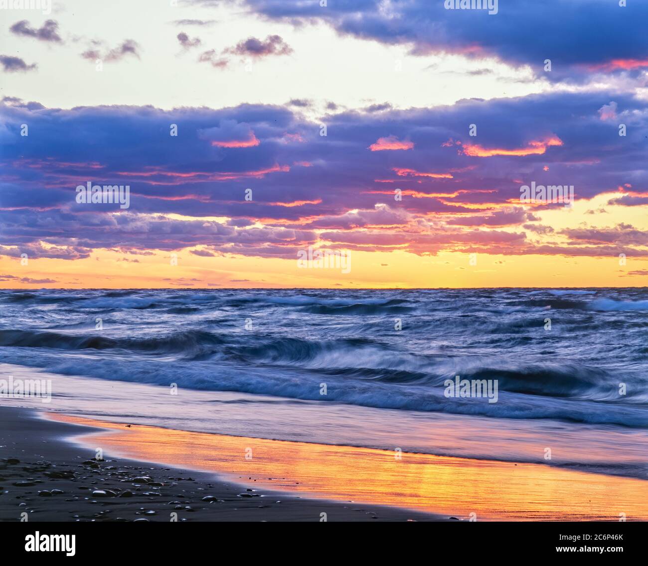 Sonnenuntergang über dem Golf von Mexiko von der Westküste Floridas in den Vereinigten Staaten Stockfoto