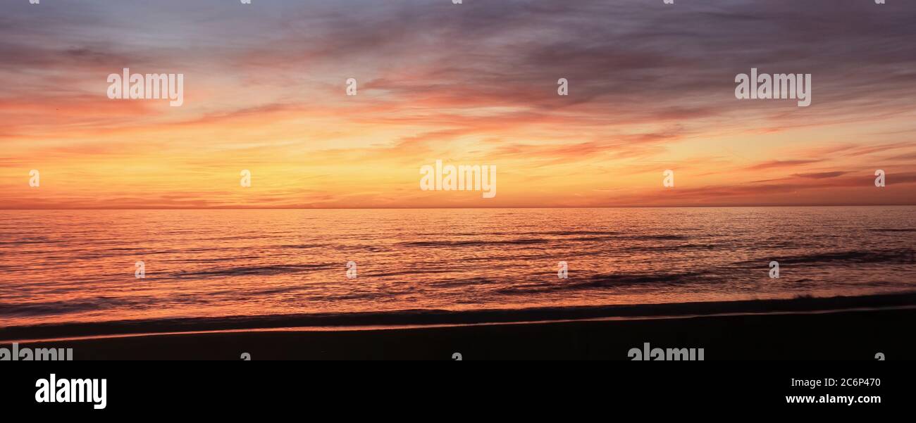 Sonnenuntergang über dem Golf von Mexiko von der Westküste Floridas in den Vereinigten Staaten Stockfoto