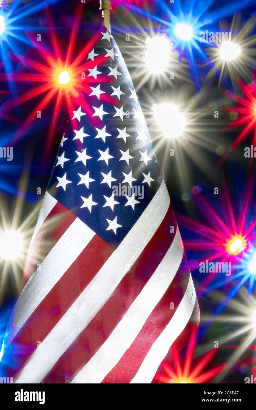 Einzelne amerikanische Flagge mit farbigem Licht platzt um Flagge Stockfoto