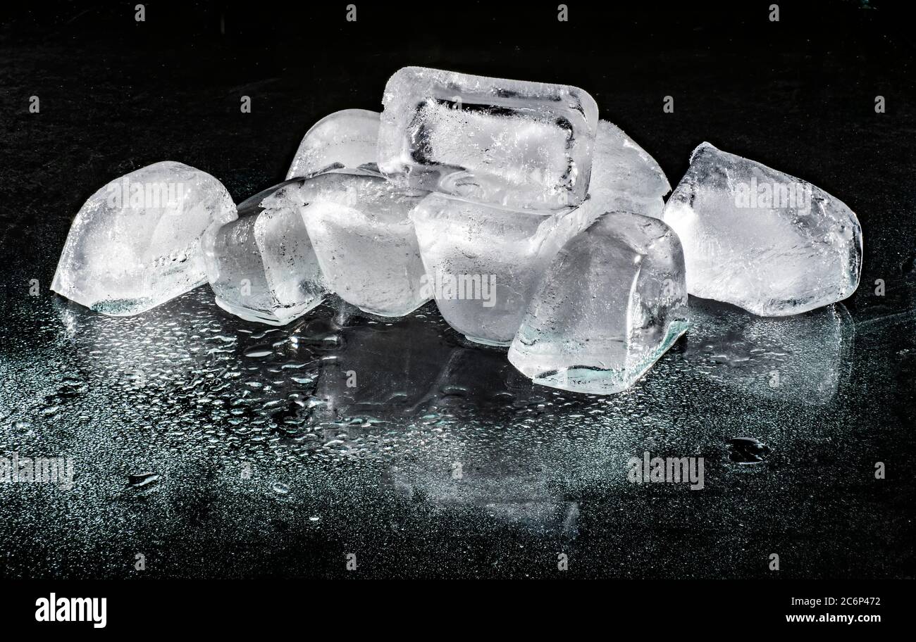 Eiswürfel auf schwarzer Oberfläche Stockfoto