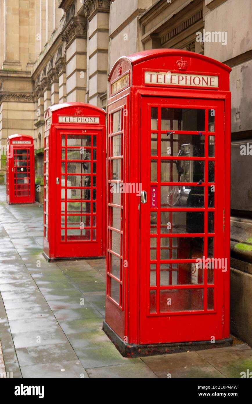 Rote Telefonzellen in Birmingham UK Stockfoto