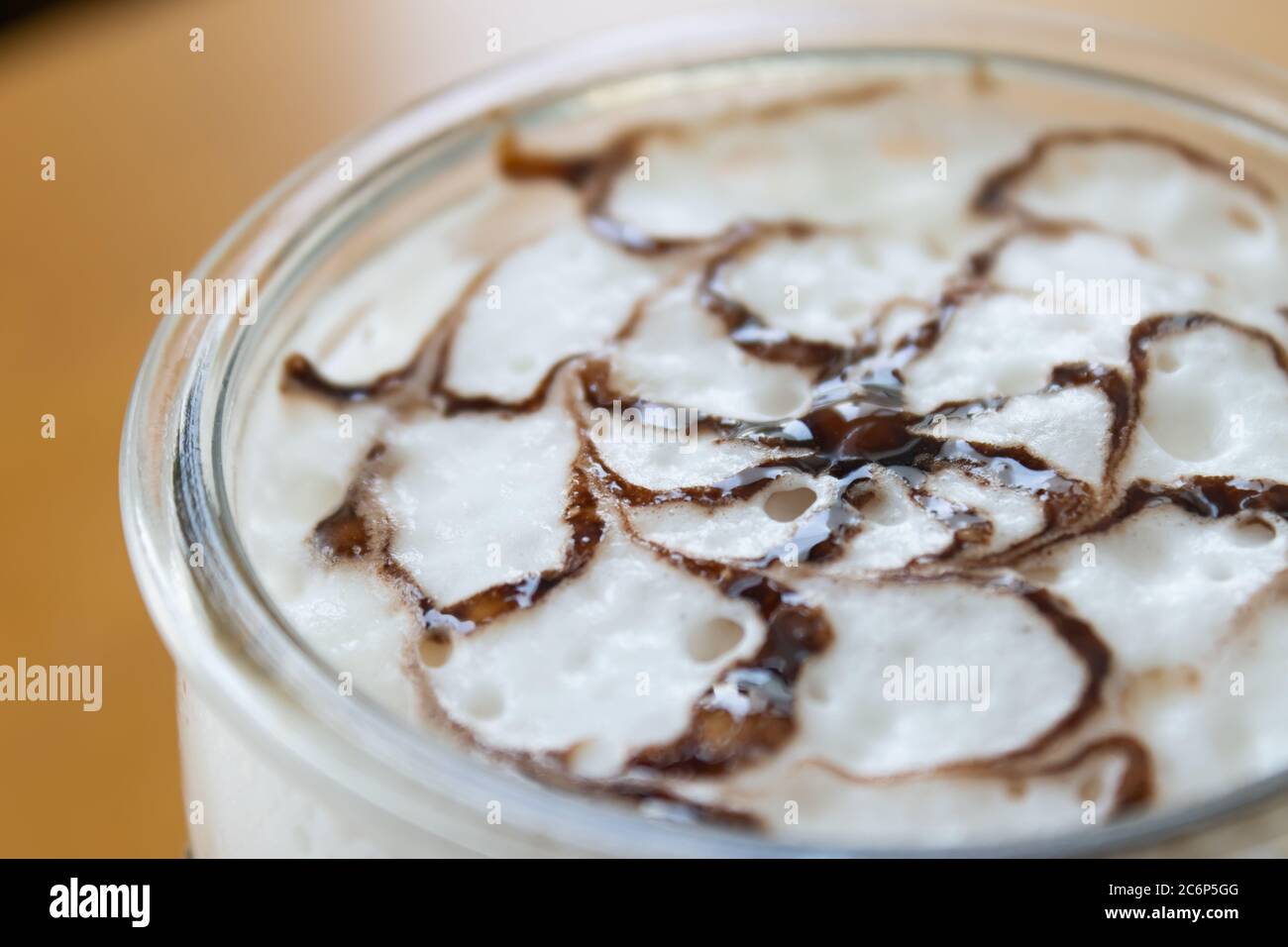 Mokka Kaffee und Schokolade Kunst auf Milchschaum auf rechts Rahmen auf Holz Hintergrund Stockfoto