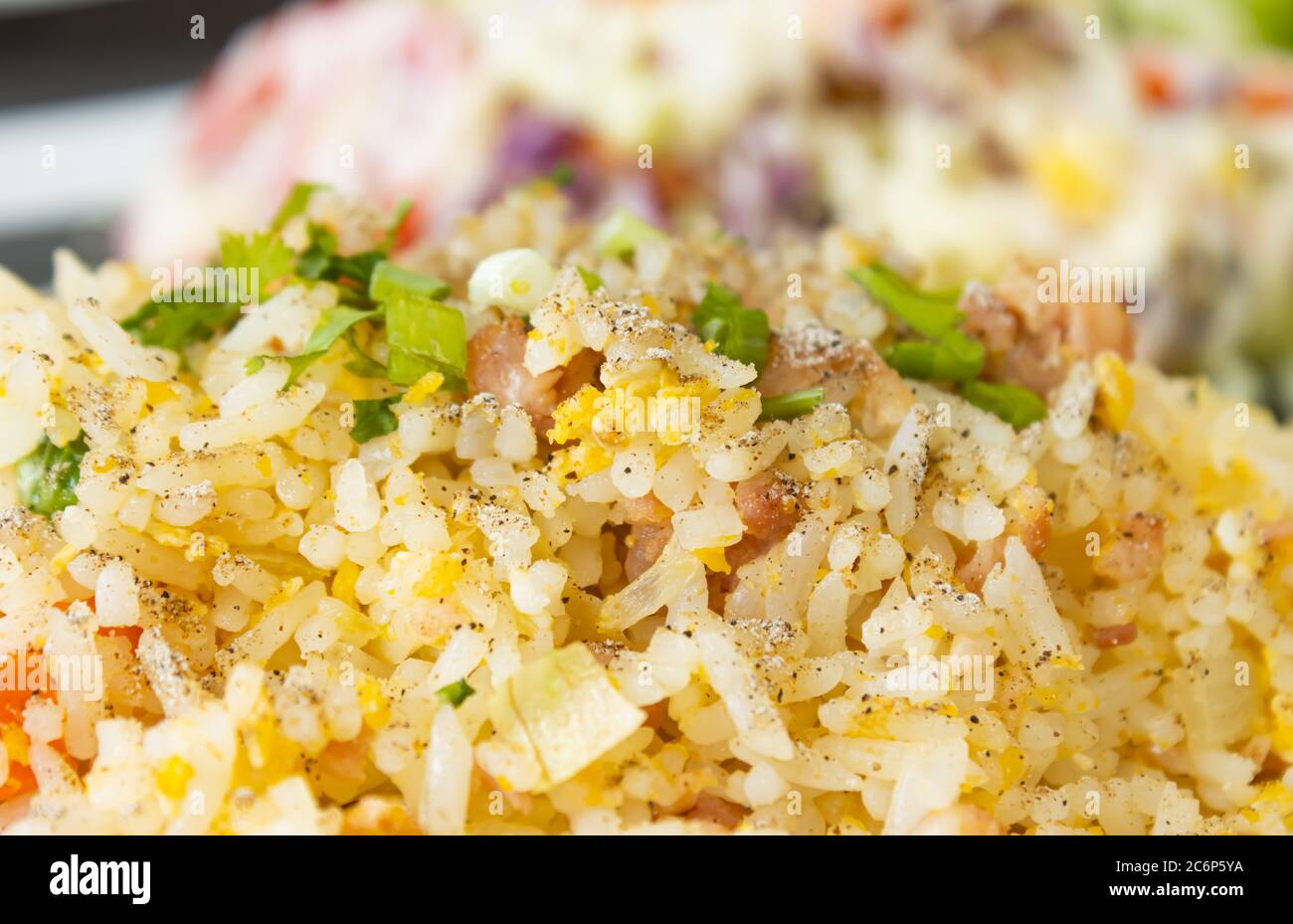 Thailändischer Sauerkörkchen gebratener Reis und Salat in Gericht mit natürlichem Licht in Nahaufnahme Stockfoto
