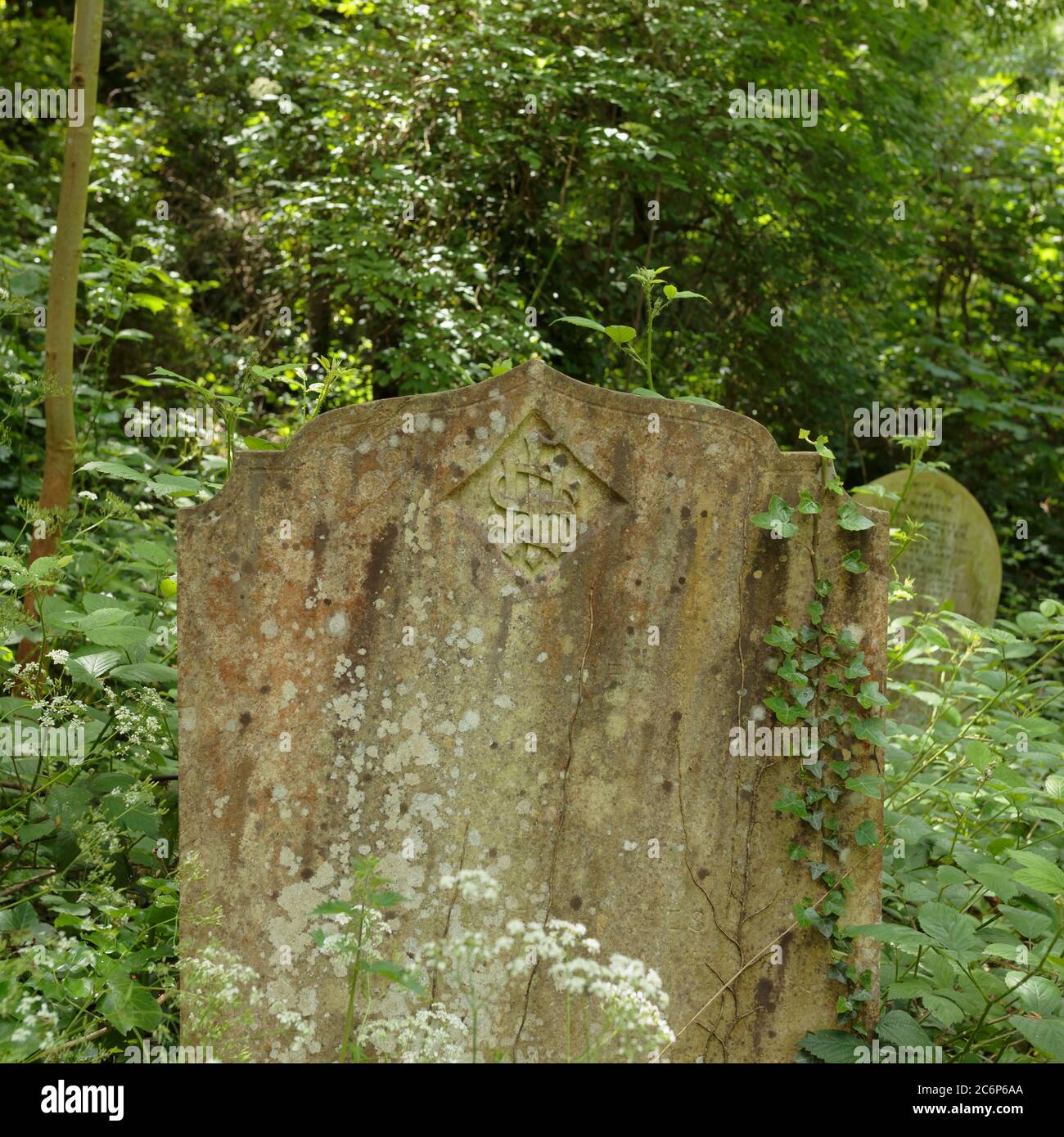 Ein Grabstein auf dem Friedhof von Nunhead, auch bekannt als Allerheiliger Friedhof, London, England Stockfoto