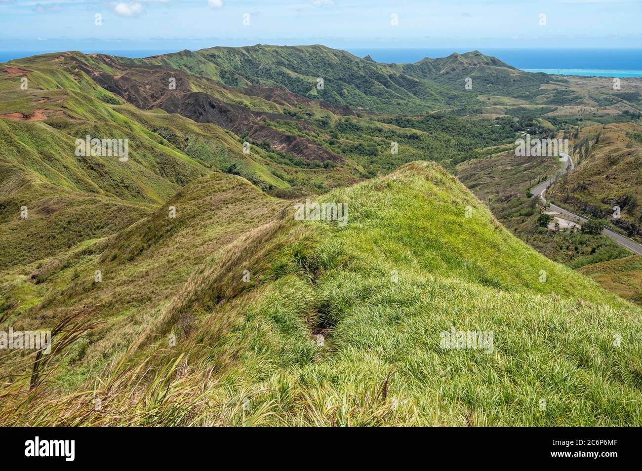 Üppige Grasfelder auf den südlichen Bergkämmen von Guam vom Gipfel des Mount Lamlam. Stockfoto