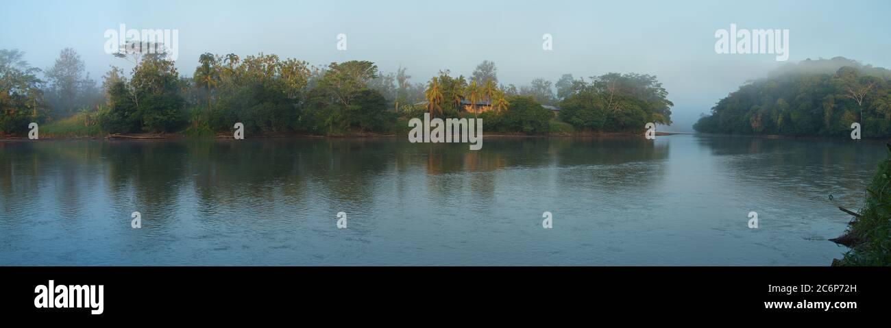 Morgen in Rio San Carlos in der Nähe von Boca Tapada in Costa Rica, Mittelamerika Stockfoto