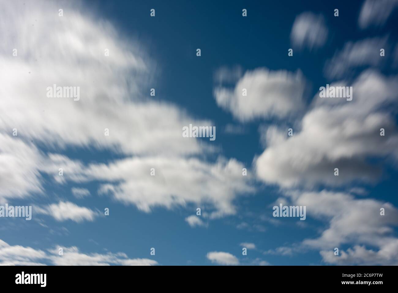 Verschwommene Bewegung der Wolken gegen den Himmel Stockfoto