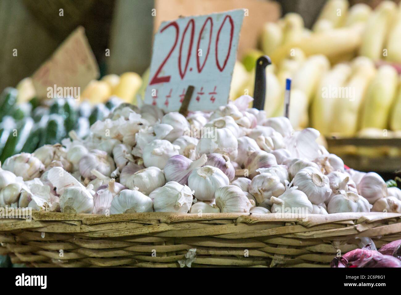 Knoblauchzwiebeln zum Verkauf auf einem Marktstand Stockfoto