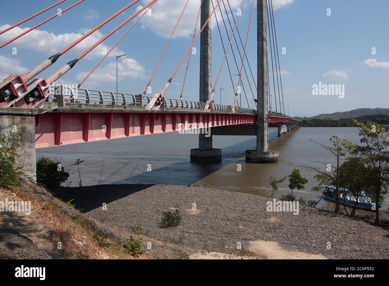 Brücke der Freundschaft zwischen Costa Rica und Taiwan über den Fluss Tempisque in Costa Rica, Mittelamerika Stockfoto