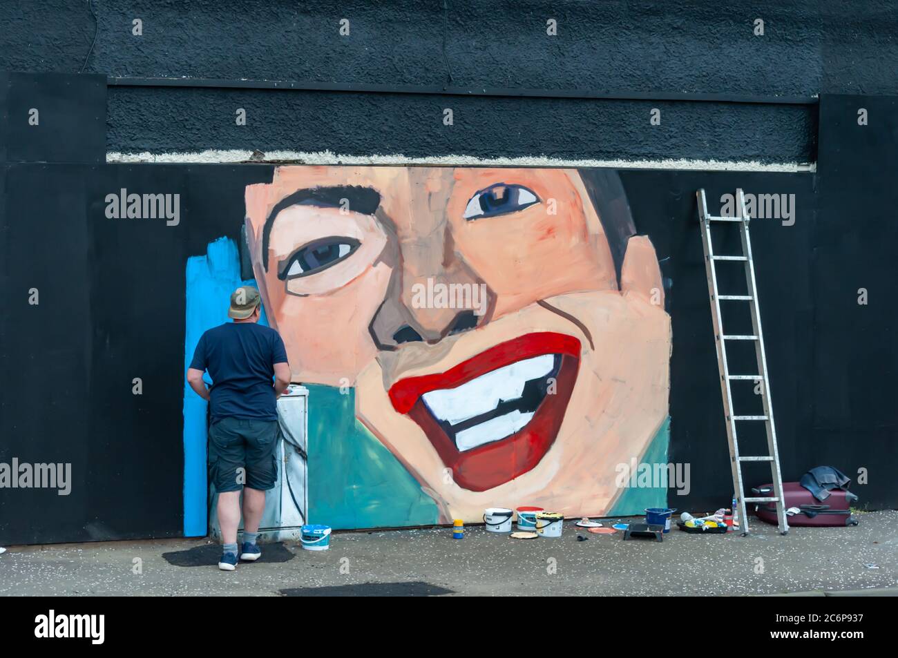 Glasgow, Schottland, Großbritannien. Juli 2020. Ein Künstler bei der Arbeit an einem neuen Wandbild für die Clutha Bar. Eine Gruppe von Künstlern wurde von der Street Art Group Art Pistol ausgewählt, um neue Wandgemälde an der Außenwand der berühmten Bar in Glasgow zu schaffen. Kredit: Skully/Alamy Live Nachrichten Stockfoto