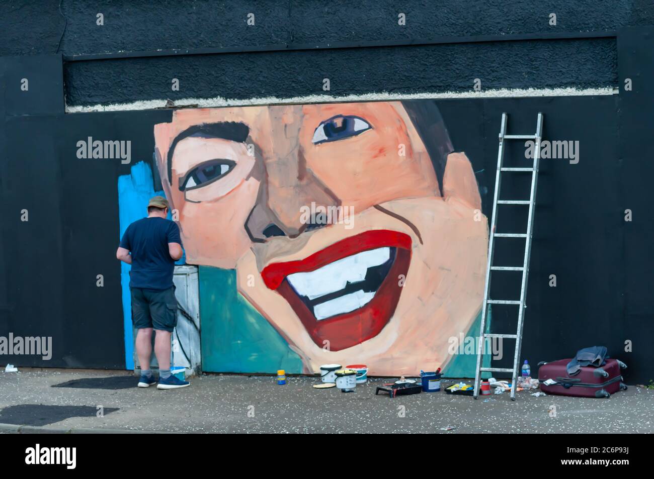 Glasgow, Schottland, Großbritannien. Juli 2020. Ein Künstler bei der Arbeit an einem neuen Wandbild für die Clutha Bar. Eine Gruppe von Künstlern wurde von der Street Art Group Art Pistol ausgewählt, um neue Wandgemälde an der Außenwand der berühmten Bar in Glasgow zu schaffen. Kredit: Skully/Alamy Live Nachrichten Stockfoto