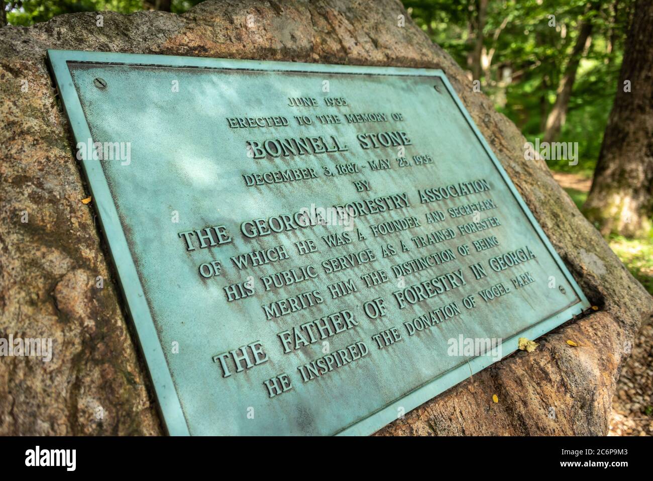 Denkmal auf dem Appalachian Trail für Bonnell Stone. Bekannt als Vater der Forstwirtschaft in Georgien, inspirierte er die Spende des Vogel Park. (USA) Stockfoto
