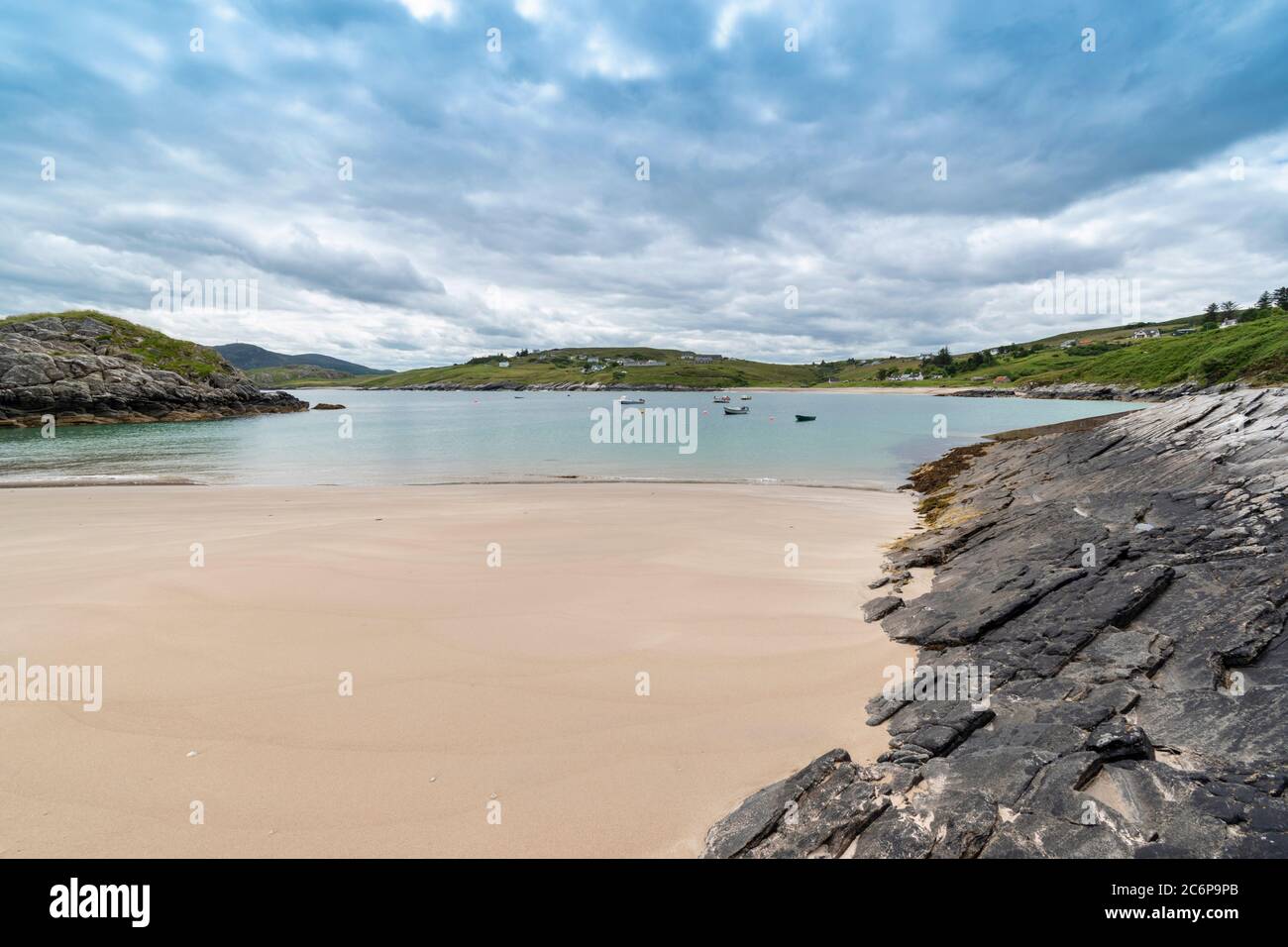 TALMINE UND TALMINE BAY SUTHERLAND SCHOTTLAND IM SOMMER EIN SANDSTRAND FLACH FELSEN UND DURCHSCHEINENDES MEER Stockfoto