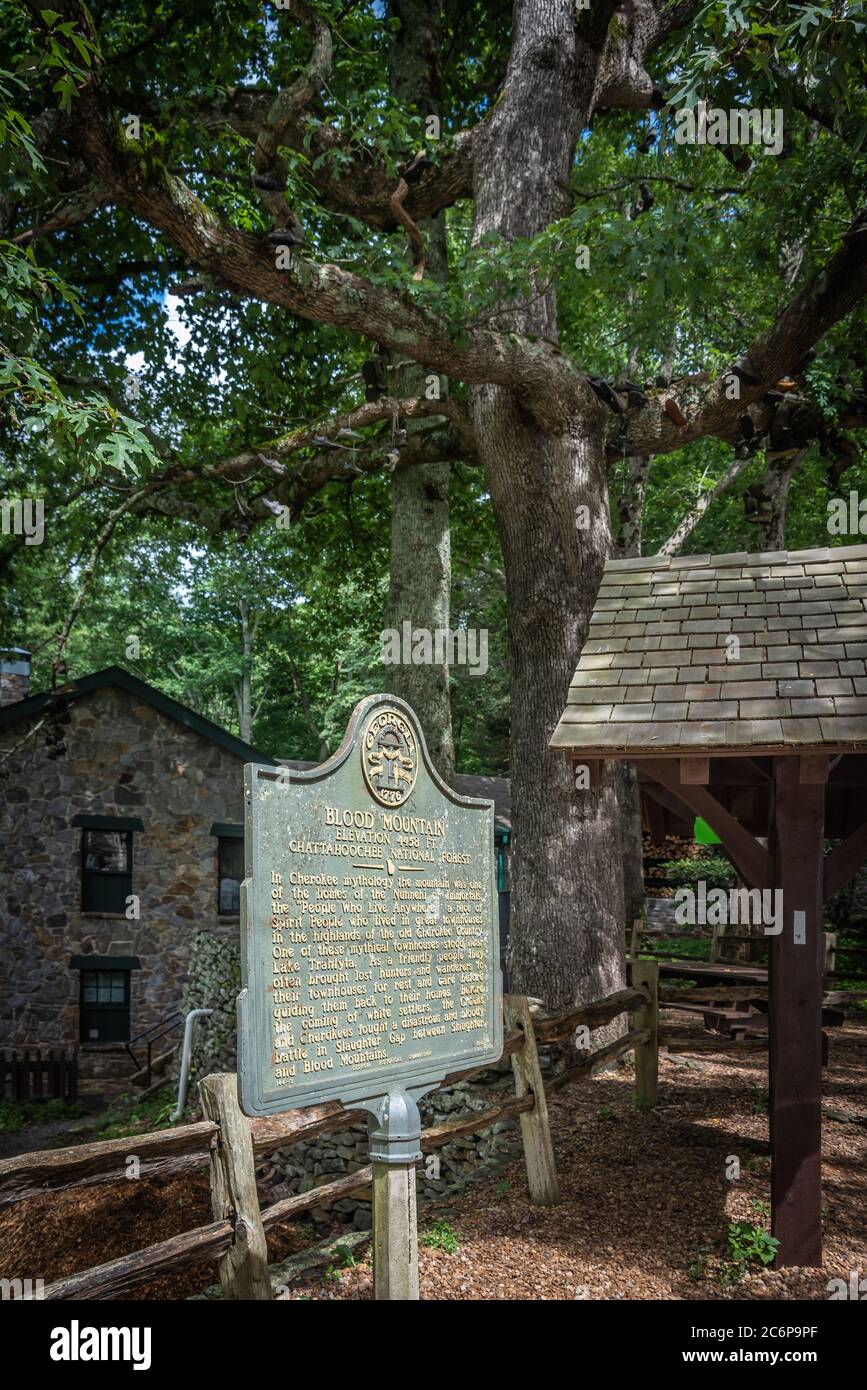 Blood Mountain historische Markierung entlang des Appalachian Trail bei der Mountain Crossings Herberge und Ausstatter-Shop in der Nähe von Blairsville, Georgia. (USA) Stockfoto