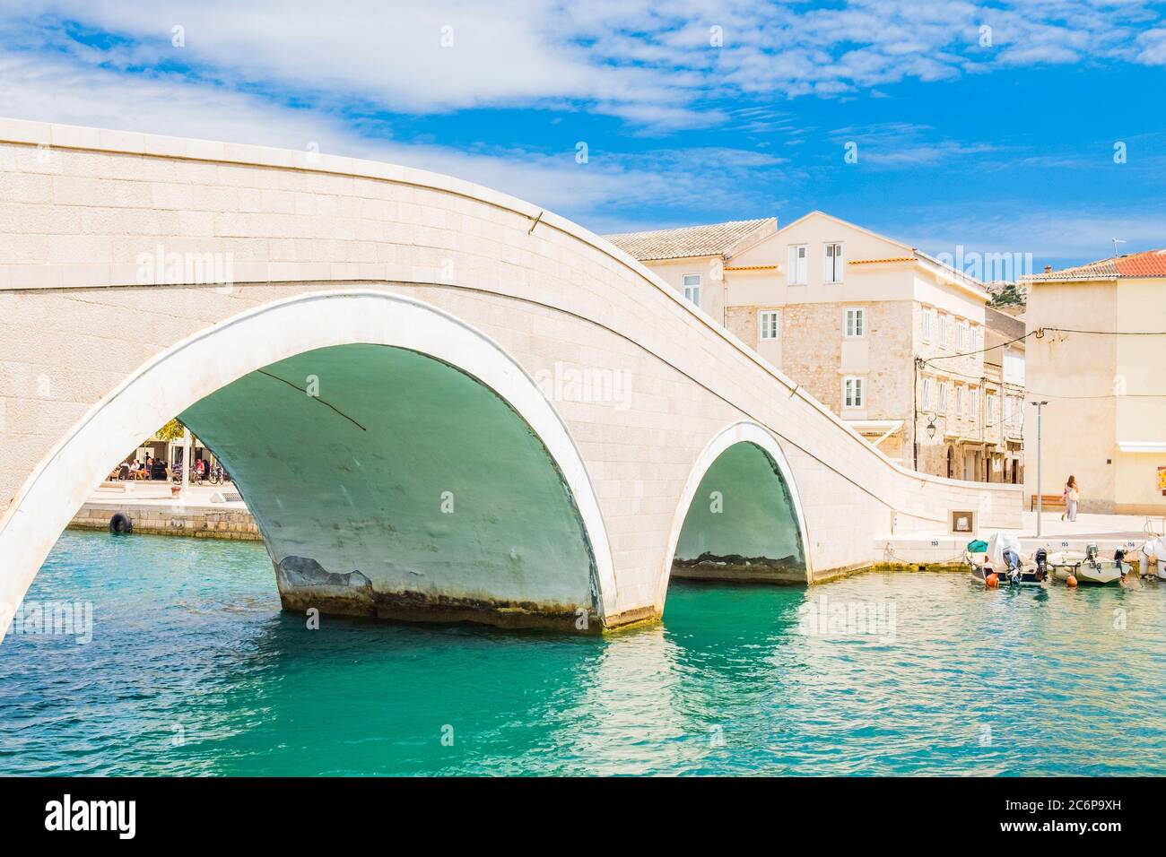 Schöne Stadt Pag in Dalmatien, Kroatien, Blick auf den Yachthafen und alte Steinbrücke Stockfoto