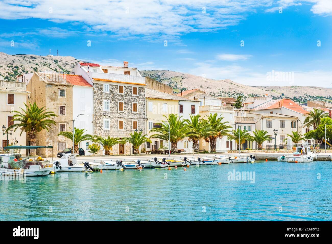 Schöne Stadt Pag in Dalmatien, Kroatien, Blick auf den Yachthafen und alte Steinbrücke Stockfoto
