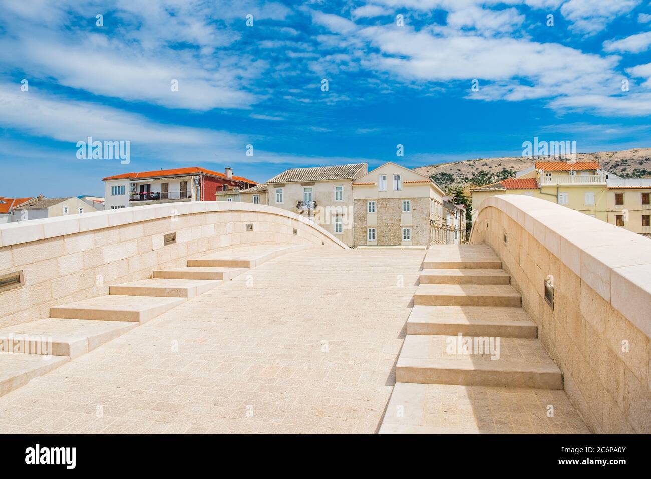 Schöne Stadt Pag in Dalmatien, Kroatien, Blick auf den Yachthafen und alte Steinbrücke Stockfoto