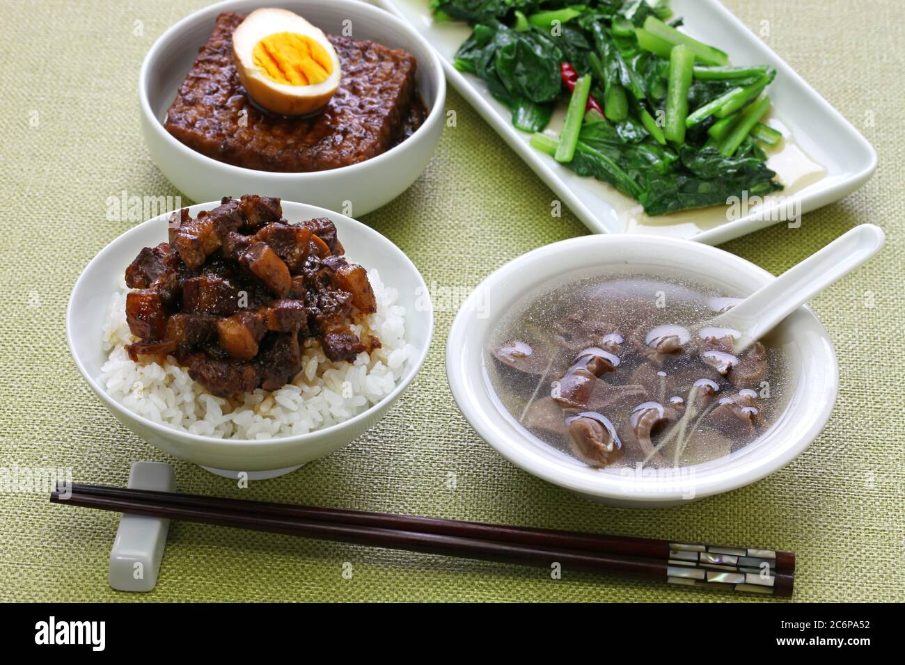 taiwanesische Hausmannskost: Geschmorter Schweinefleischreis, Hühnersuppe, Tofu und Ei geschmort und gebratenes Gemüse umrühren Stockfoto