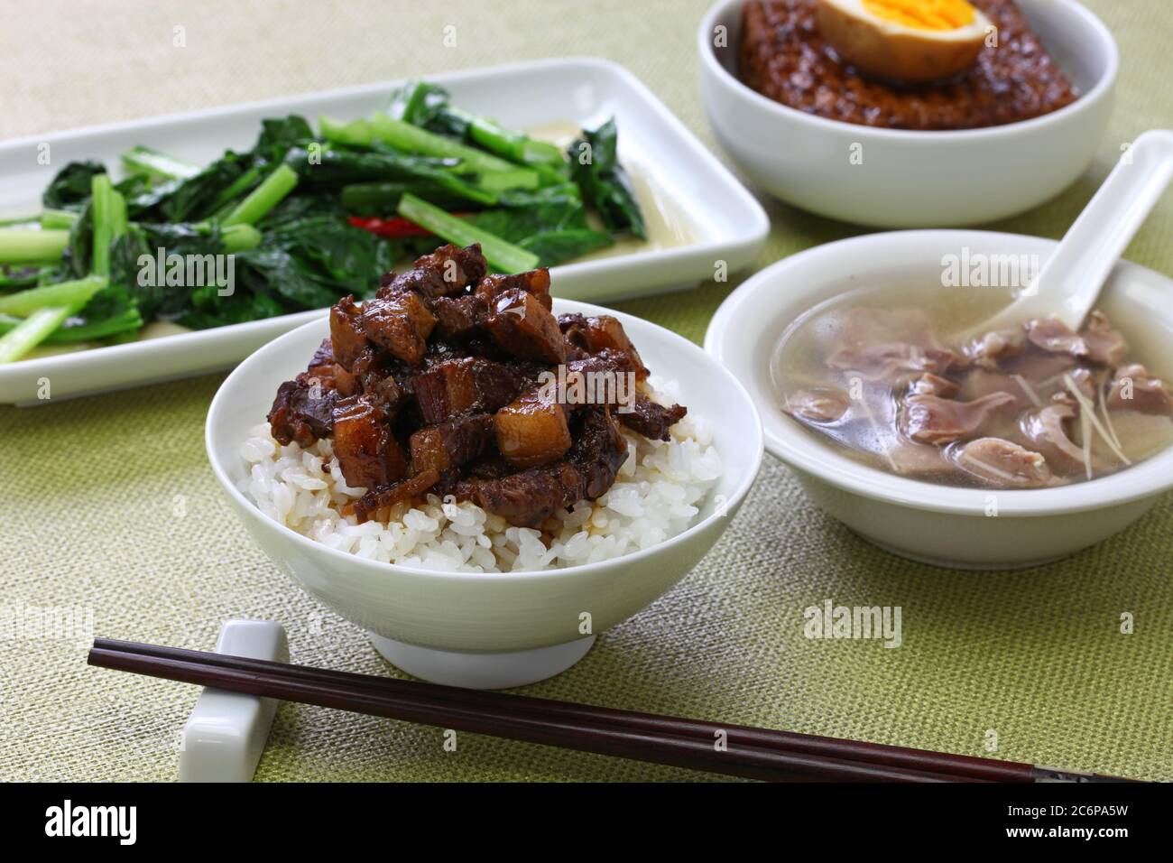 taiwanesische Hausmannskost: Geschmorter Schweinefleischreis, Hühnersuppe, Tofu und Ei geschmort und gebratenes Gemüse umrühren Stockfoto