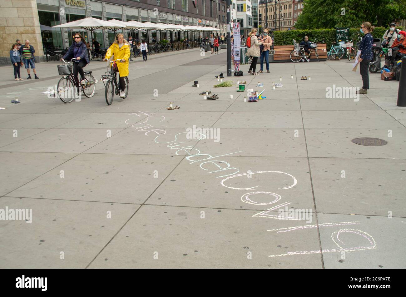 Malmö, Schweden. Juli 2020. Vor dem Bahnhof Triangeln in Malmö fand ein Protestakt gegen die schwedischen „laxen“ Coronavirus-Maßnahmen statt. Eine kleine Gruppe von Aktivisten zeigte Informationen über die Ausbreitung des Coronavirus im Land und ermutigte die Menschen, Gesichtsmaske zu verwenden, um die Ausbreitung des Virus zu verhindern. Sie gaben den Menschen kostenlose Gesichtsmasken und informierten, dass Schweden der 6. Versuch sei, mit mehr Todesfällen pro Kopf aufgrund von Covid-19. Kredit: Lora Grigorova/Alamy Live Nachrichten Stockfoto