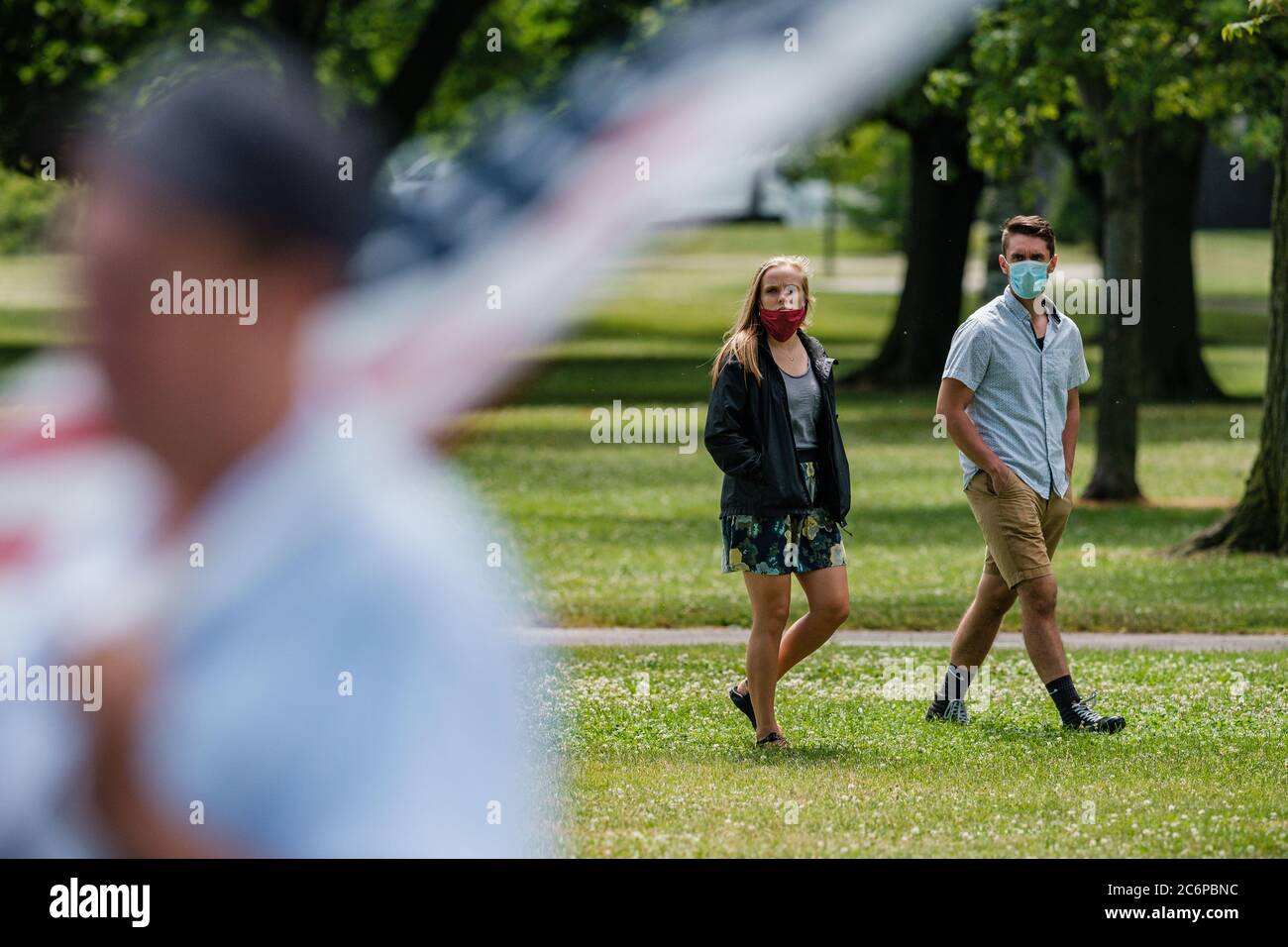 Cleveland, Ohio, USA. Juli 2020. Man sieht Menschen, die um einen "Mask Mandate Protest" laufen, veranstaltet von TERESA MCINNIS WHITE und KEVIN FREEMAN (beide nicht abgebildet), Samstag, 11. Juli 2020 im Edgewater Park, in Cleveland, Ohio. Die Stadt Cleveland und Cuyahoga County ist derzeit unter einer roten Warnung, nach dem Ohio Public Health Advisory System, das rät, das Tragen einer Maske, während in der Öffentlichkeit und anderen versammeln Gebieten. Governor Mike DeWine hat das neue kartenbasierte farbcodierte Warnsystem eingeführt, das die Hervorhebung von heißen COVID-Hotspots auf Bezirksebene unterstützt. Am 3. Juli Cleveland Mayor F Stockfoto