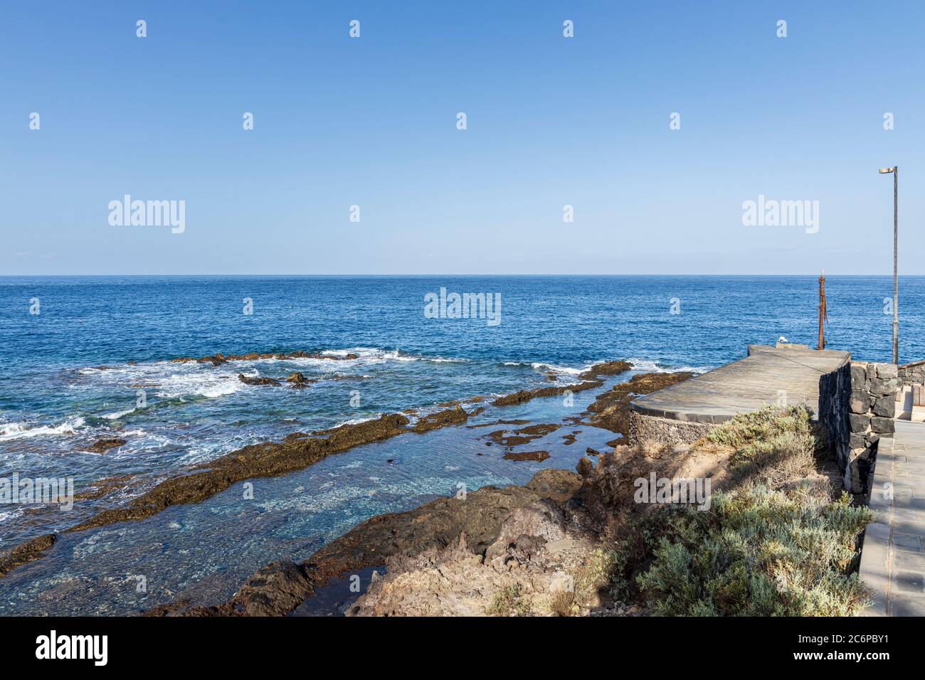 Alte Seebrücke an der Küste von La Jaquita, Alcala, Teneriffa, Kanarische Inseln, Spanien Stockfoto