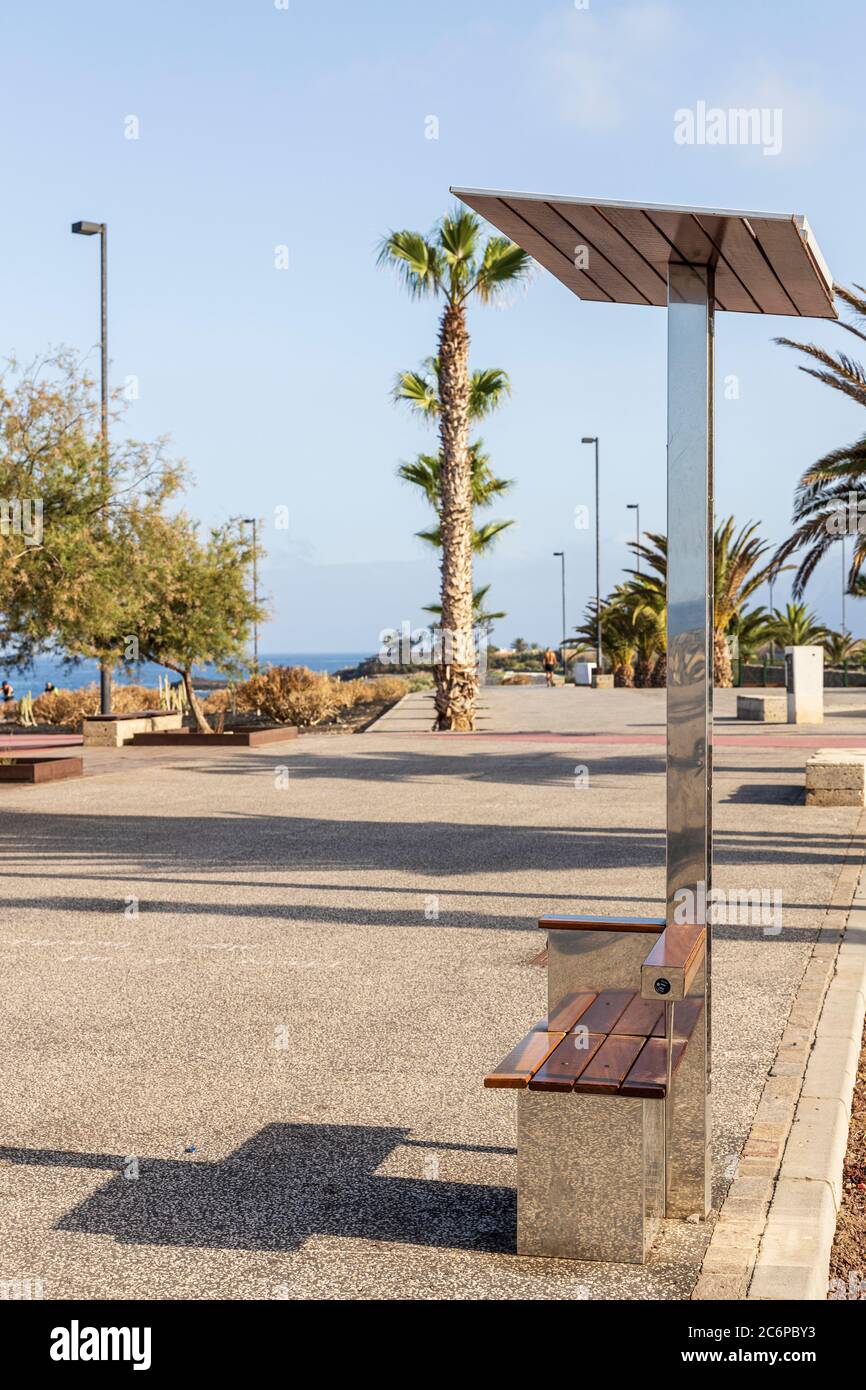 Hi-Tech-Bank mit solarbetriebenen USB-Ladeanschlüssen in La Jaquita, Alcala, Teneriffa, Kanarische Inseln, Spanien Stockfoto