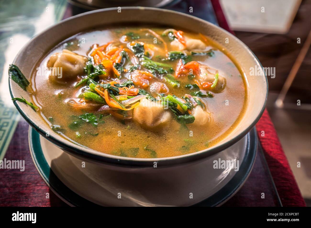 Traditionelle tibetische Küche ist momo Suppe mit Gemüse Darjeeling, Indien. Stockfoto