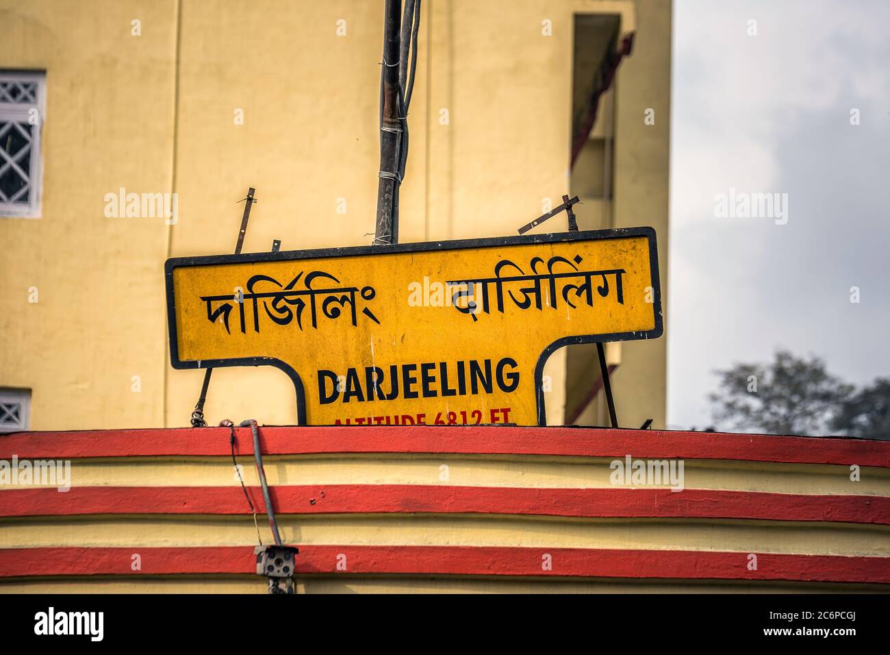 Schild des Bahnhofmanagers in Darjeeling, Indien. Stockfoto