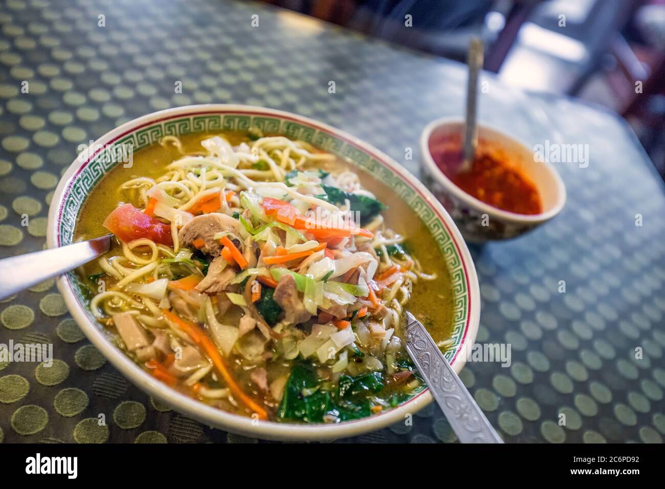 Traditionelle tibetische Küche ist momo Suppe mit Gemüse Darjeeling, Indien. Stockfoto