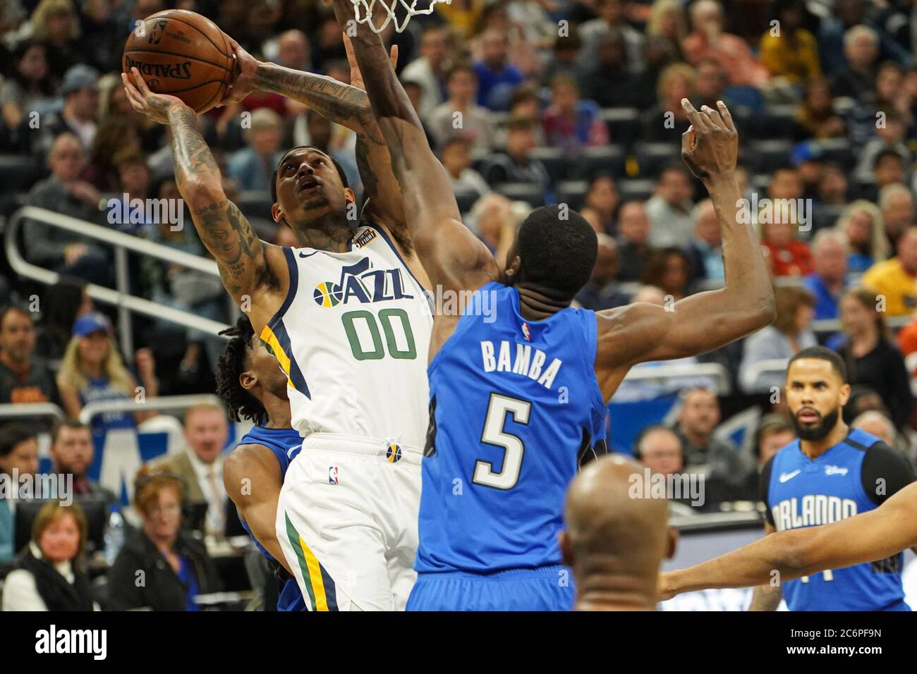 Jordan Clarkson (#00) von Utah versucht, einen Korb an Orlando Mo Bamba (#5) vorbei zu bringen.(Amway Center in Orlando am Freitag, 4. Januar 2020) Bildnachweis: Marty Jean-Louis Stockfoto