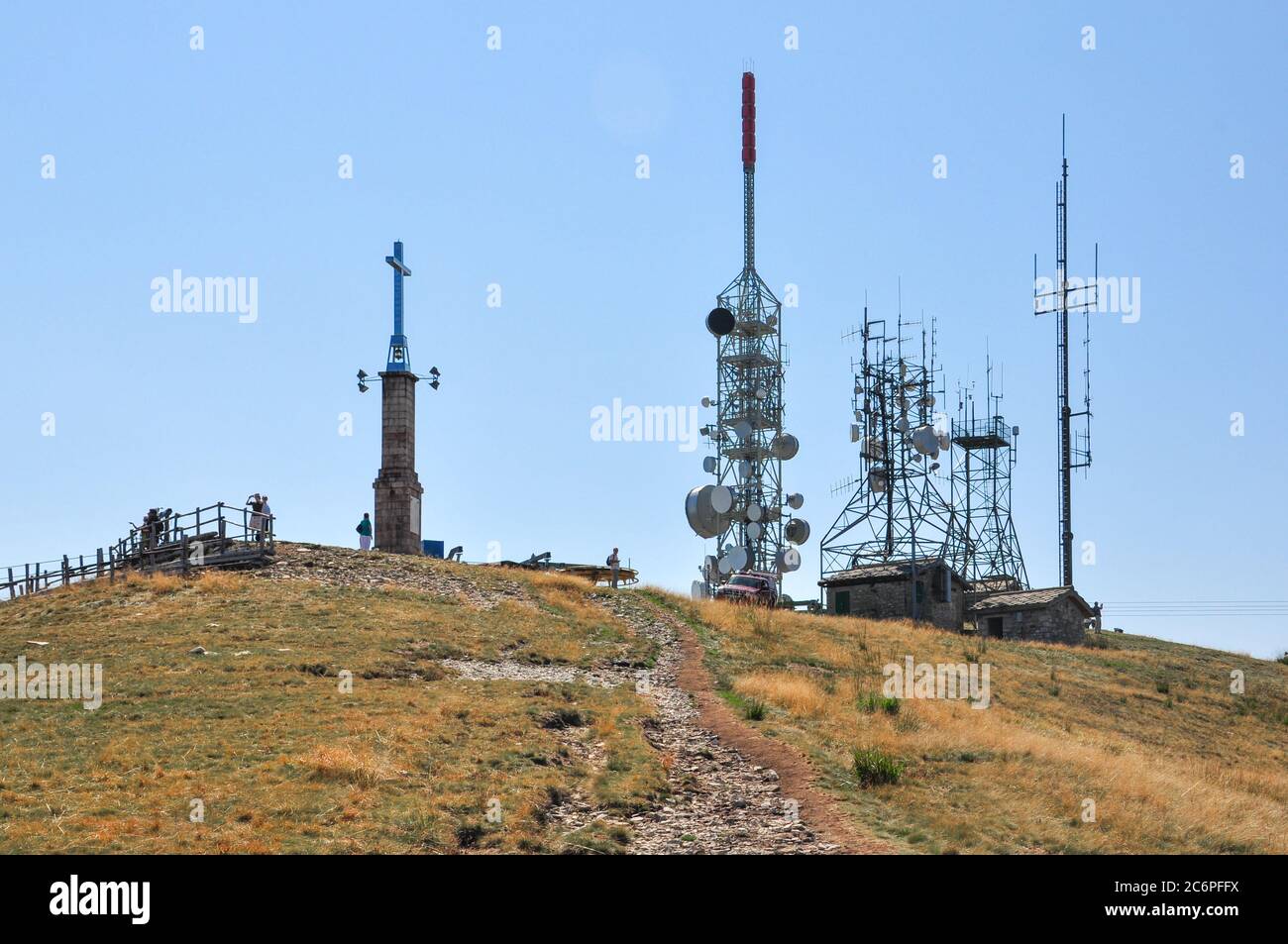 Berg oben zelluläre Telekommunikation Antennenanlage und ein Kreuz Stockfoto