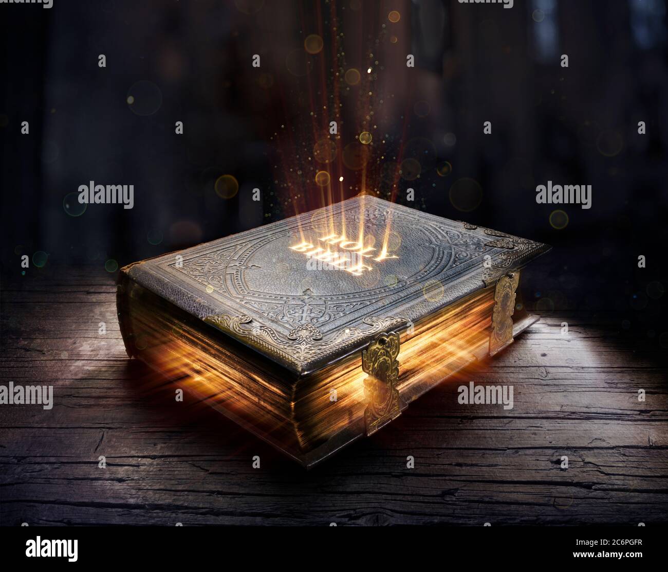 Leuchtende Heilige Bibel - Altes Buch Auf Altem Tisch Stockfoto