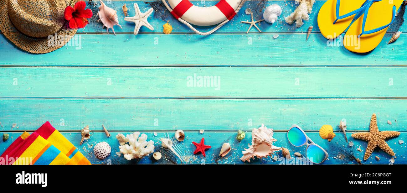 Strandzubehör Auf Green Blue Plank - Urlaub Banner Stockfoto